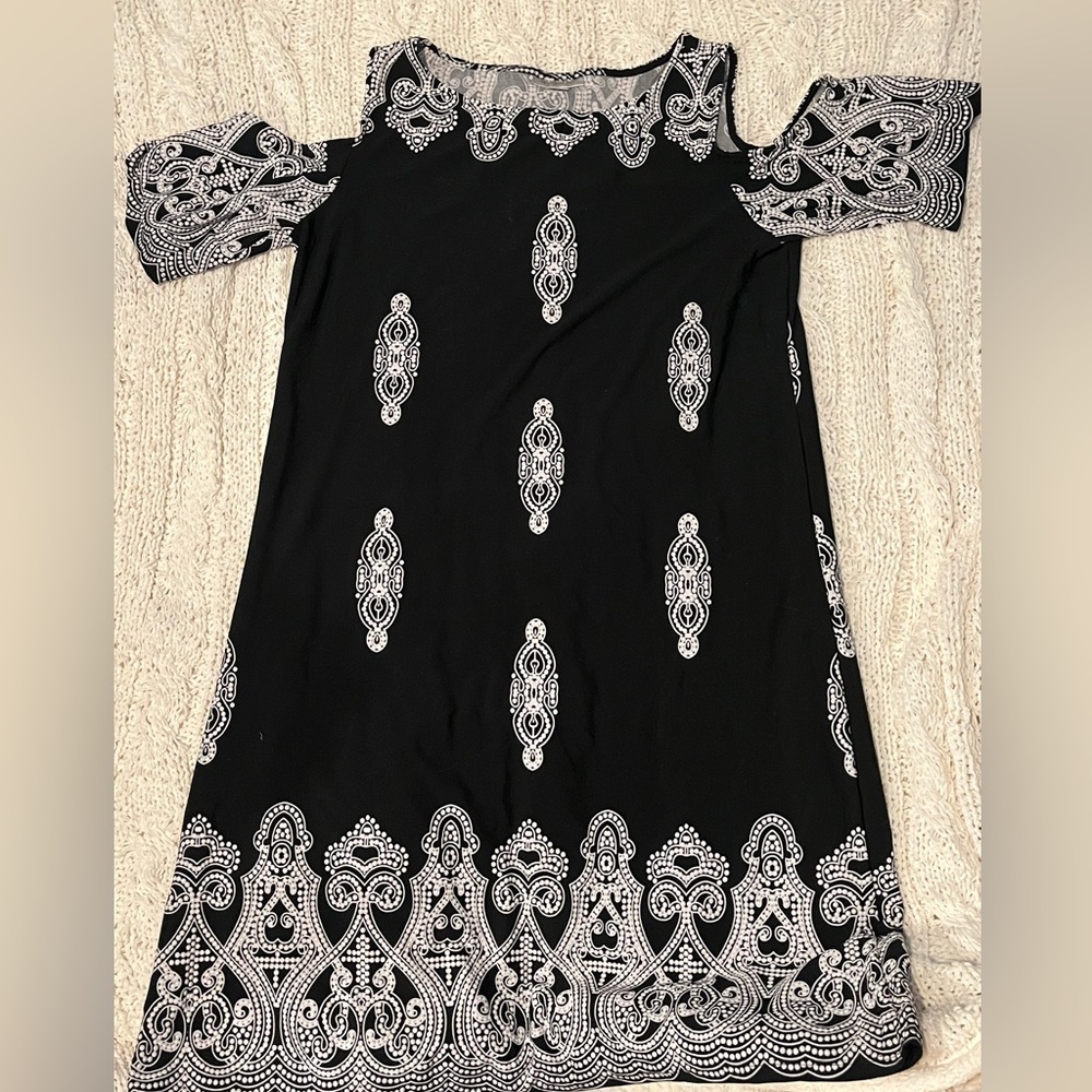Black and white patterned dress with cut out sleeve